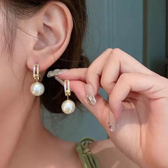 Multi Functional Whit Pearl Drop Earrings - Picture 4 of 5